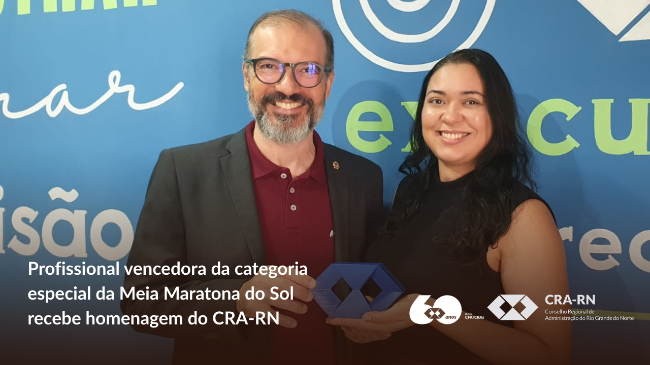 Você está visualizando atualmente Profissional recebe prisma simbólico da Administração pela classificação na Meia Maratona do Sol
